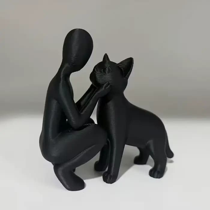 Statue de l'amitié entre humains et chats, sculpture élégante et chaleureuse des propriétaires et de
