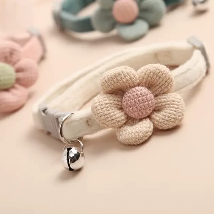 Collier pour chat avec fleur mignonne, boucle réglable, cloche, fournitures pour petits animaux de compagnie, collier pour chaton, petit chien, 1 pièce