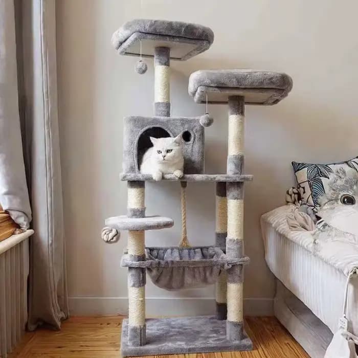 Grand arbre à chat avec plateforme de saut intégrée
