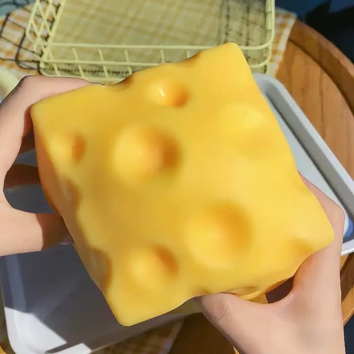 Jouet géant en forme de fromage à presser
