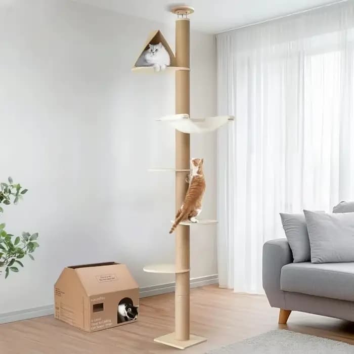 Un grand arbre à chat luxueux en bois durable, avec des poteaux d'escalade et des jouets allant du s