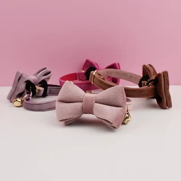 Collier pour chat en velours personnalisé avec plaque nominative, clochette et nœud papillon – Colli
