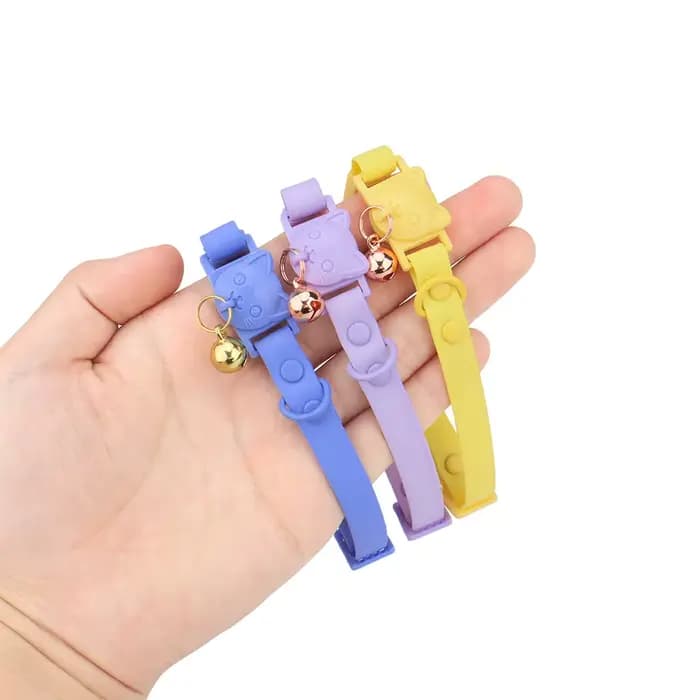 Collier de collier de chat de compagnie avec petite cloche PVC imperméable réglable collier de chaton couleur bonbon