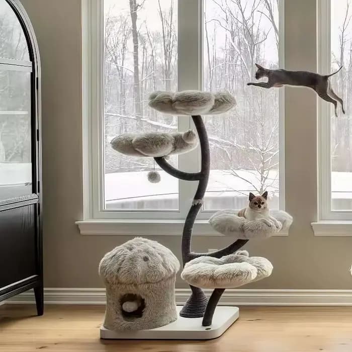 Arbre à chat luxueux et haut avec maison en forme de fleur