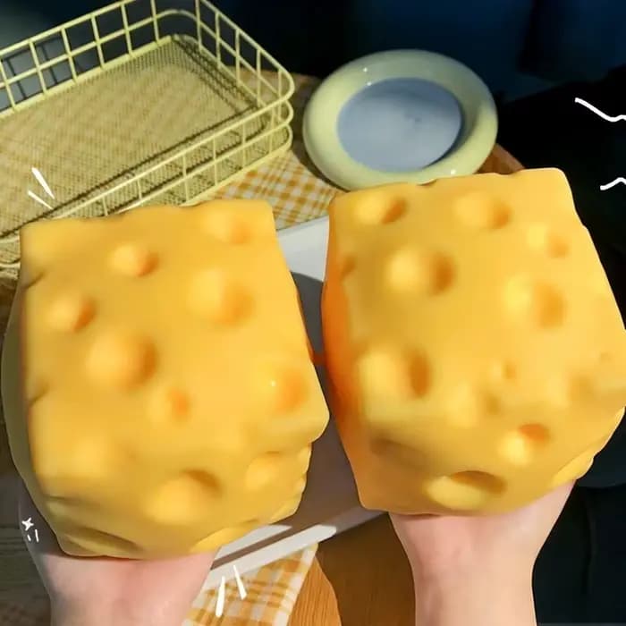 Jouet géant en forme de fromage à presser
