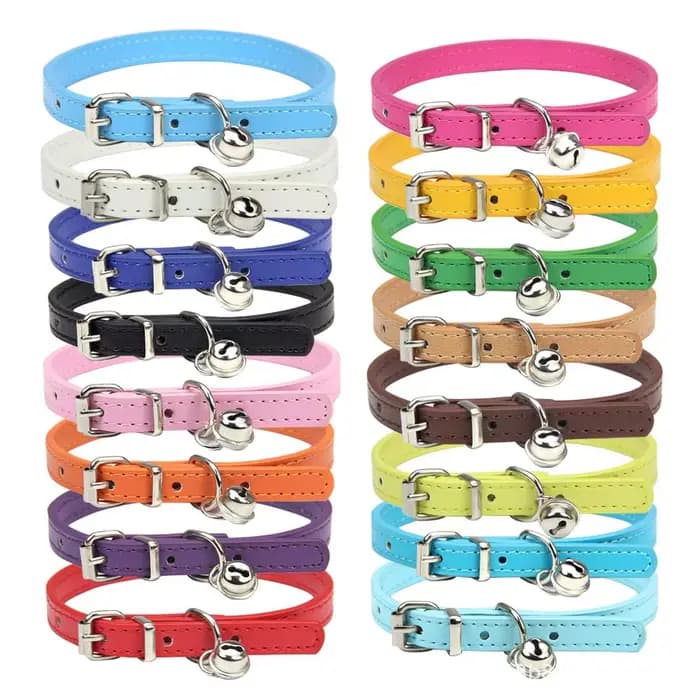 Collier réglable en cuir PU solide avec cloches pour animaux de compagnie