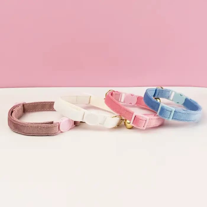 Collier pour chat en velours avec nœud papillon, réglable, sécurité pour animaux de compagnie, prévention des étouffement, confortable et élégant pour les chats