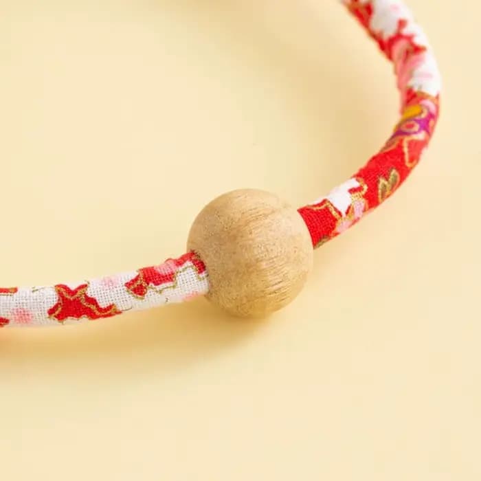 Collier anti-insectes naturel en bois de canhre