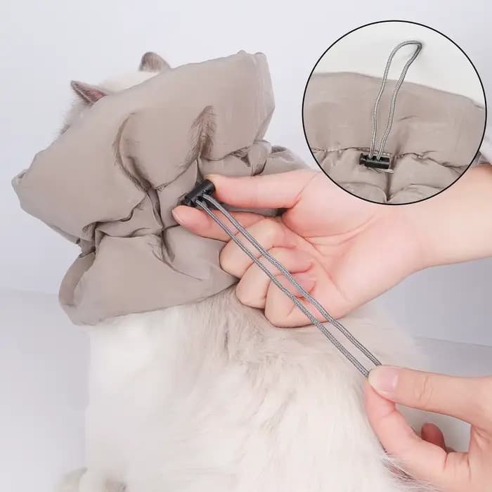 Un col chaud coloré et à la mode pour animaux de compagnie et une écharpe imperméable pour les chats pour empêcher les lécher et le morder après la stérilisation surtension