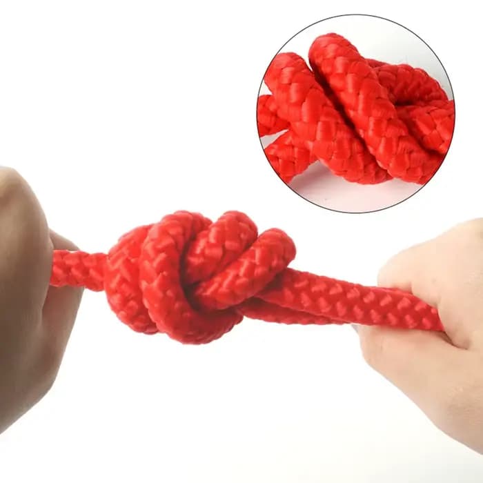 Balle en caoutchouc avec corde