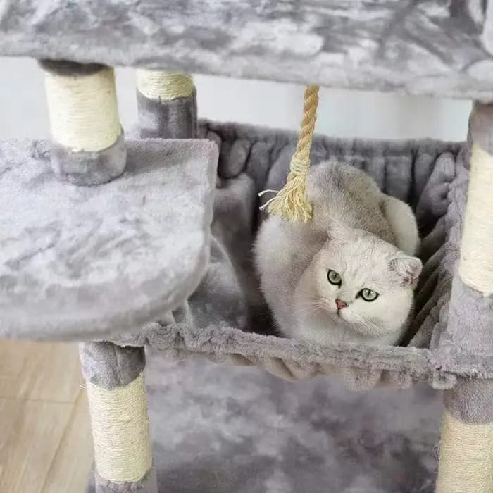 Grand arbre à chat avec plateforme de saut intégrée