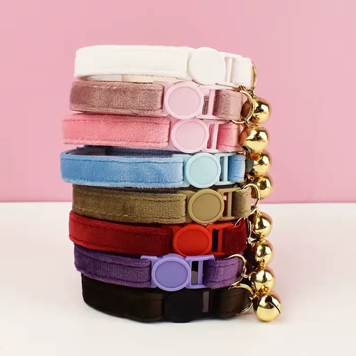Collier pour chat en velours avec nœud papillon, réglable, sécurité pour animaux de compagnie, prévention des étouffement, confortable et élégant pour les chats