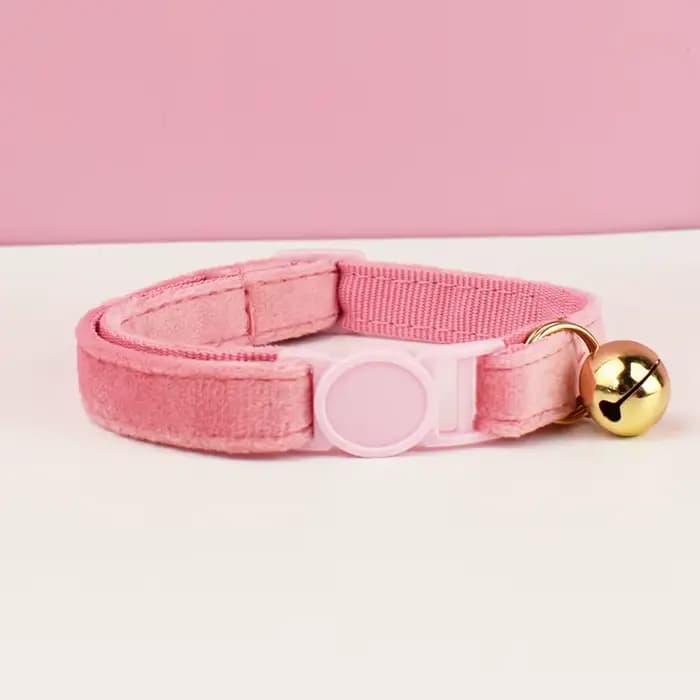 Collier pour chat en velours avec nœud papillon, réglable, sécurité pour animaux de compagnie, prévention des étouffement, confortable et élégant pour les chats