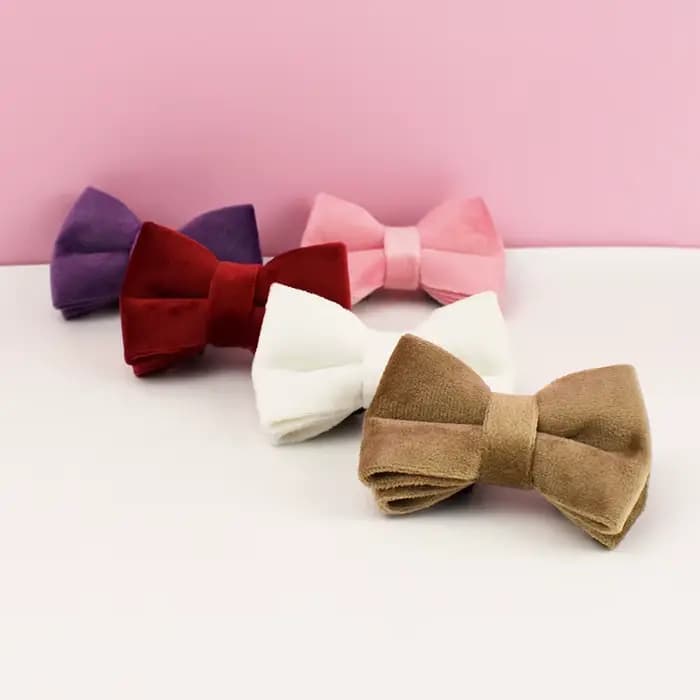 Collier pour chat en velours avec nœud papillon, réglable, sécurité pour animaux de compagnie, prévention des étouffement, confortable et élégant pour les chats